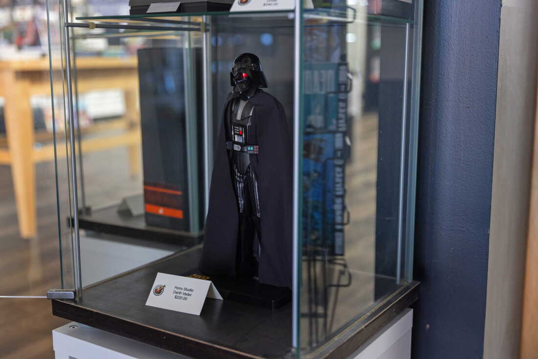 Une figurine de Dark Vador d'un pied de haut est exposée. Les figurines d'action d'un pied de haut ont été tarifées à 145 % par point.