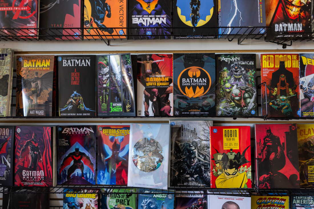 Des dizaines de bandes dessinées Batman exposées chez Alter Ego Comics.