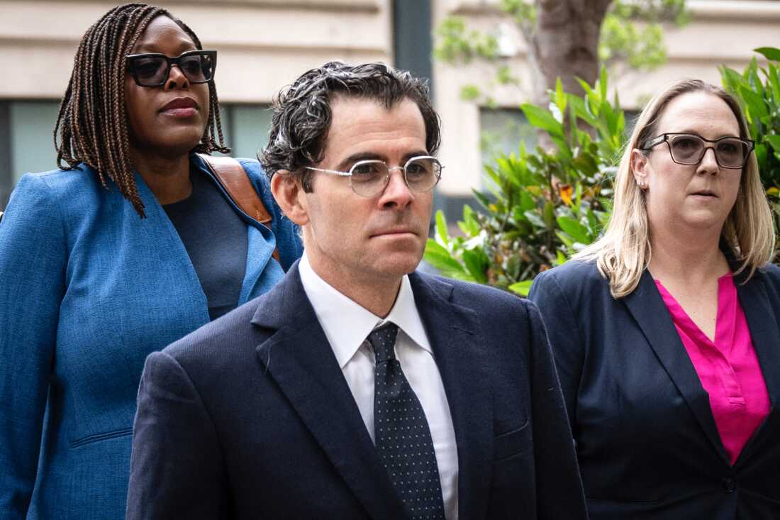Adam Mosseri (au centre), responsable d'Instagram, arrive au bâtiment fédéral Ronald V. Dellums et au palais de justice des États-Unis alors que Meta est jugé pour dépendance aux médias sociaux à Oakland, en Californie, le 25 août 2026. Une coalition d'États américains demande environ 200 milliards de dollars de dommages et intérêts contre Meta, qu'ils accusent d'avoir intentionnellement conçu Facebook et Instagram pour créer une dépendance chez les enfants, dans le cadre d'un procès historique. (Photo de Karl Mondon / AFP via Getty Images)