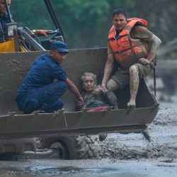 Au moins 98 morts et des centaines de disparus après des crues soudaines au Népal et en Chine