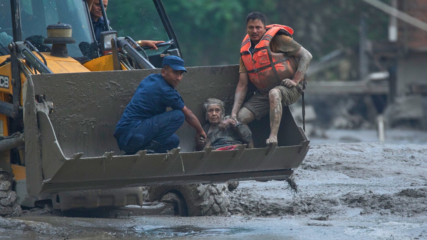 Au moins 98 morts et des centaines de disparus après des crues soudaines au Népal et en Chine