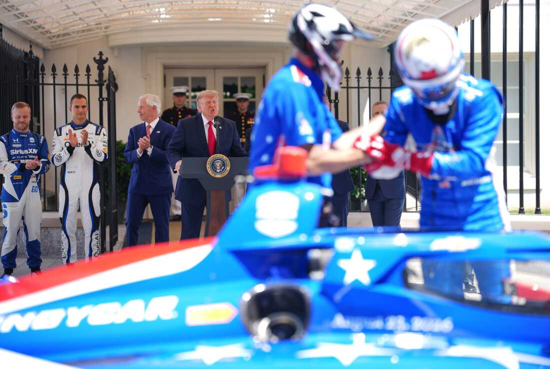 Le président Donald Trump s'exprime en tant que Felix Rosenqvist, vainqueur de l'Indianapolis 500 2026, Alex Palou, champion en titre de la série IndyCar, et Bud Denker, président du Grand Prix Freedom 250, assistent à une vitrine du Grand Prix Freedom 250 devant la Maison Blanche en juillet.