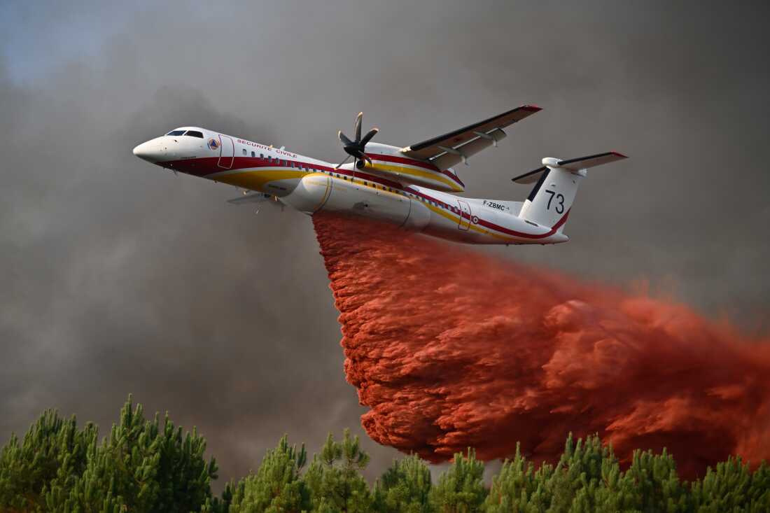 Un avion libère un produit ignifuge alors qu'il survole une forêt près de Blagon, lors d'incendies de forêt dans le sud-ouest de la France, le 29 juillet 2026.