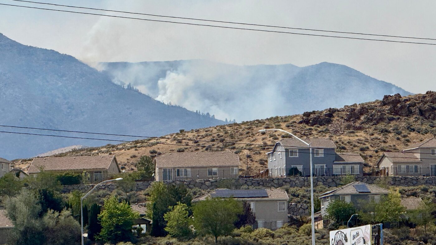 Des milliers de personnes sont contraintes d'évacuer certaines parties de Reno, dans le Nevada, alors que de nouveaux incendies de forêt font rage