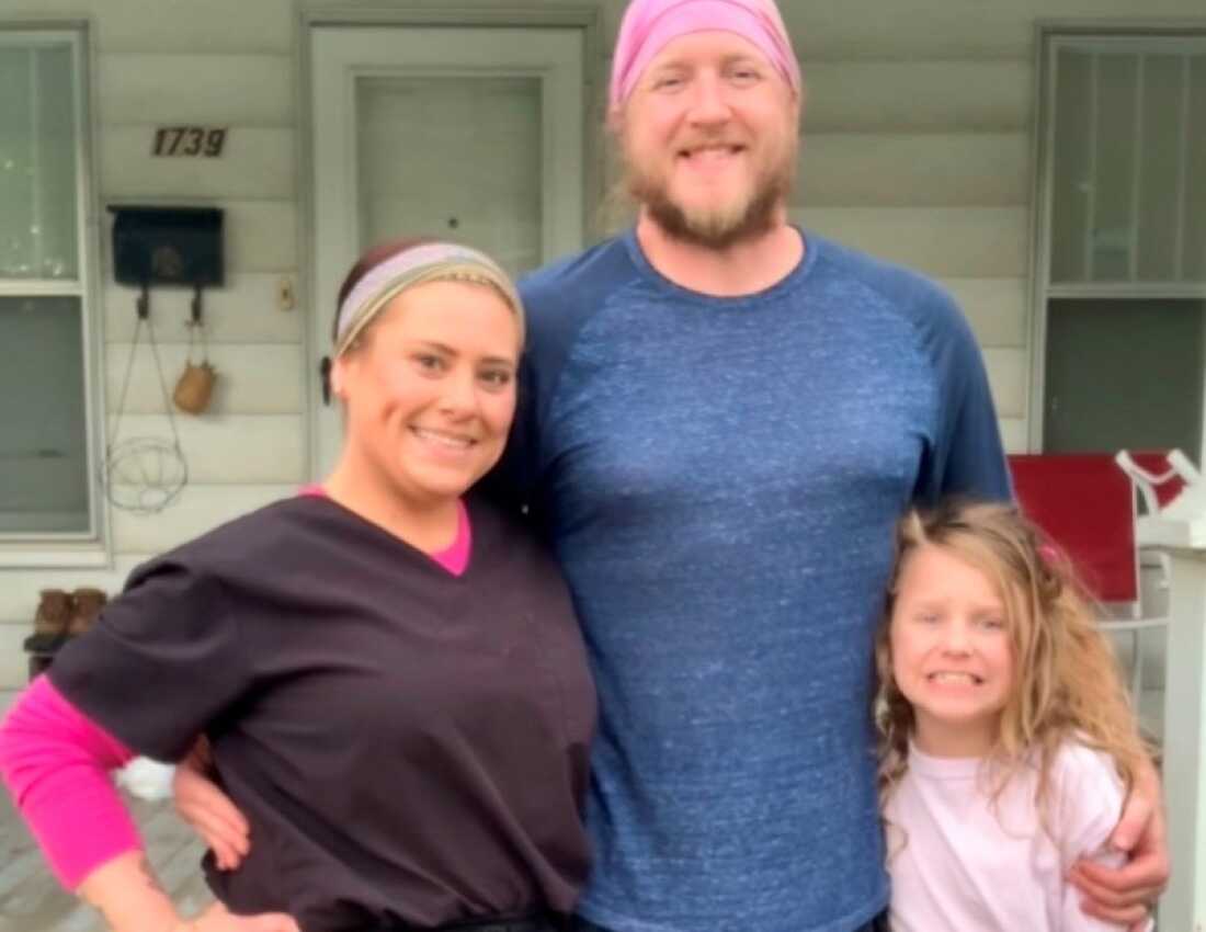 Raelynn McMurchy, à gauche, avec son mari Tucker et sa fille Ella, ont lancé une pétition en ligne contre les factures d'électricité élevées. Sa dernière facture dépassait 1 000 $, y compris un dépôt de 598 $ suite à des retards de paiement antérieurs.