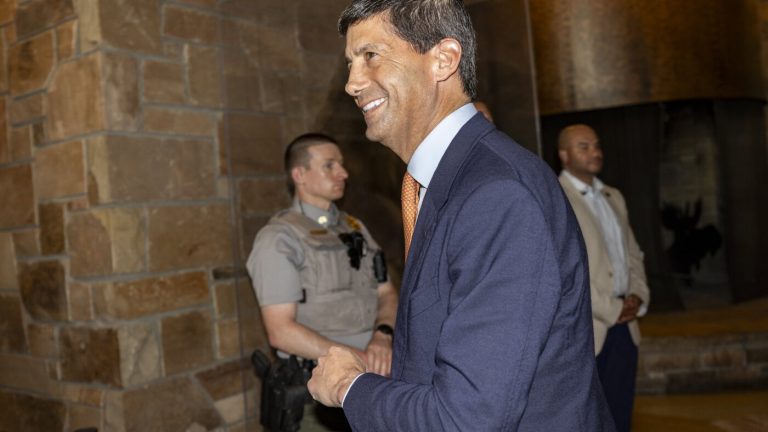 Kevin Warsh, de la Fed, prévient que l&rsquo;inflation est trop élevée et que des hausses de taux sont à prévoir