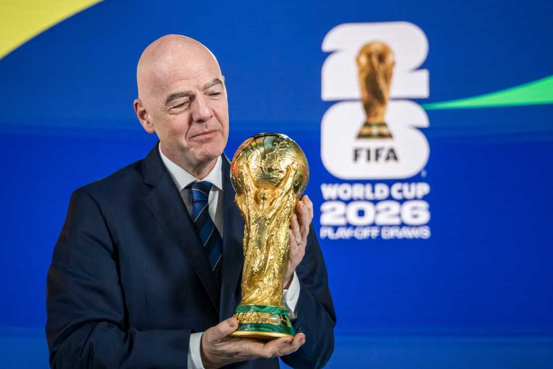 Le président de la FIFA, Gianni Infantino, pose avec le trophée de la Coupe du monde après le tirage au sort des barrages européens de la Coupe du monde de la FIFA 2026 au Palais du football de la FIFA à Zurich, le 20 novembre 2025.