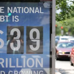 La dette américaine dépasse le chiffre record de 40 000 milliards de dollars. Oui, avec un T