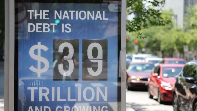 La dette américaine dépasse le chiffre record de 40 000 milliards de dollars. Oui, avec un T