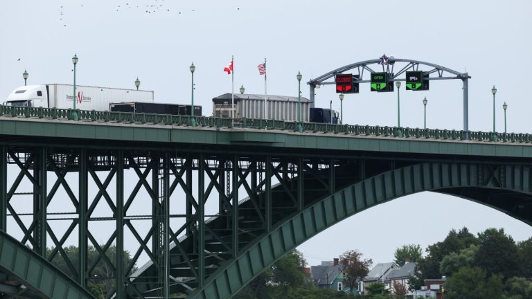Le Canada riposte aux États-Unis avec des tarifs douaniers alors que la lutte commerciale entre les deux pays s&rsquo;intensifie