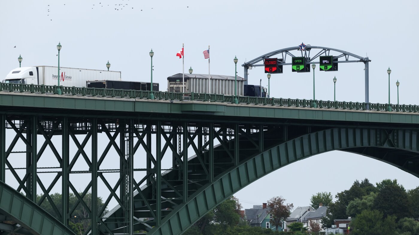 Le Canada riposte aux États-Unis avec des tarifs douaniers alors que la lutte commerciale entre les deux pays s'intensifie