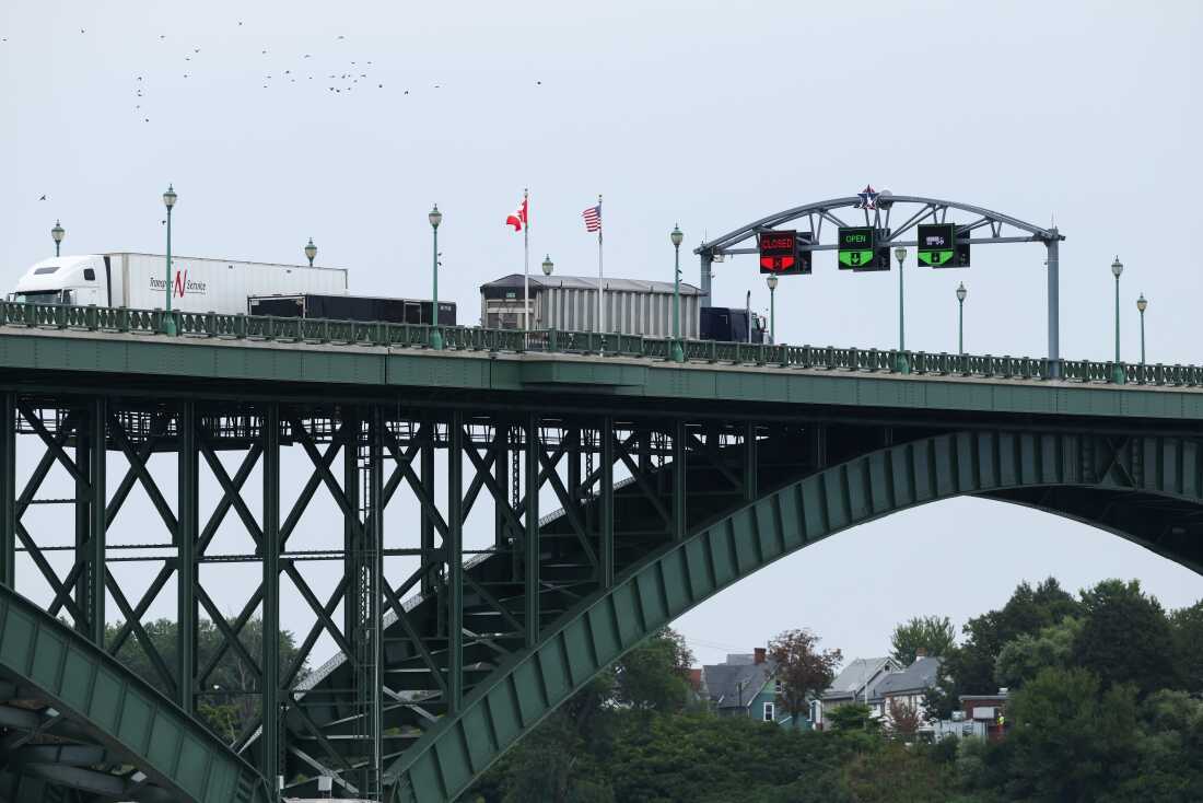 Des semi-remorques traversent le pont de la Paix, à la frontière canado-américaine, à Fort Erie, Ontario, Canada, le 20 août.