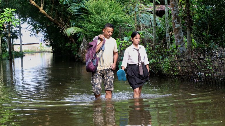 Le bilan des inondations dans l&rsquo;Assam en Inde atteint 100 morts et des milliers de personnes perdent leur maison