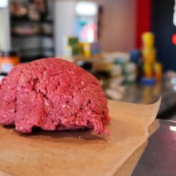 Le dernier plan de Trump sur le bœuf rendra-t-il votre hamburger moins cher ? Pas grand-chose, disent les experts