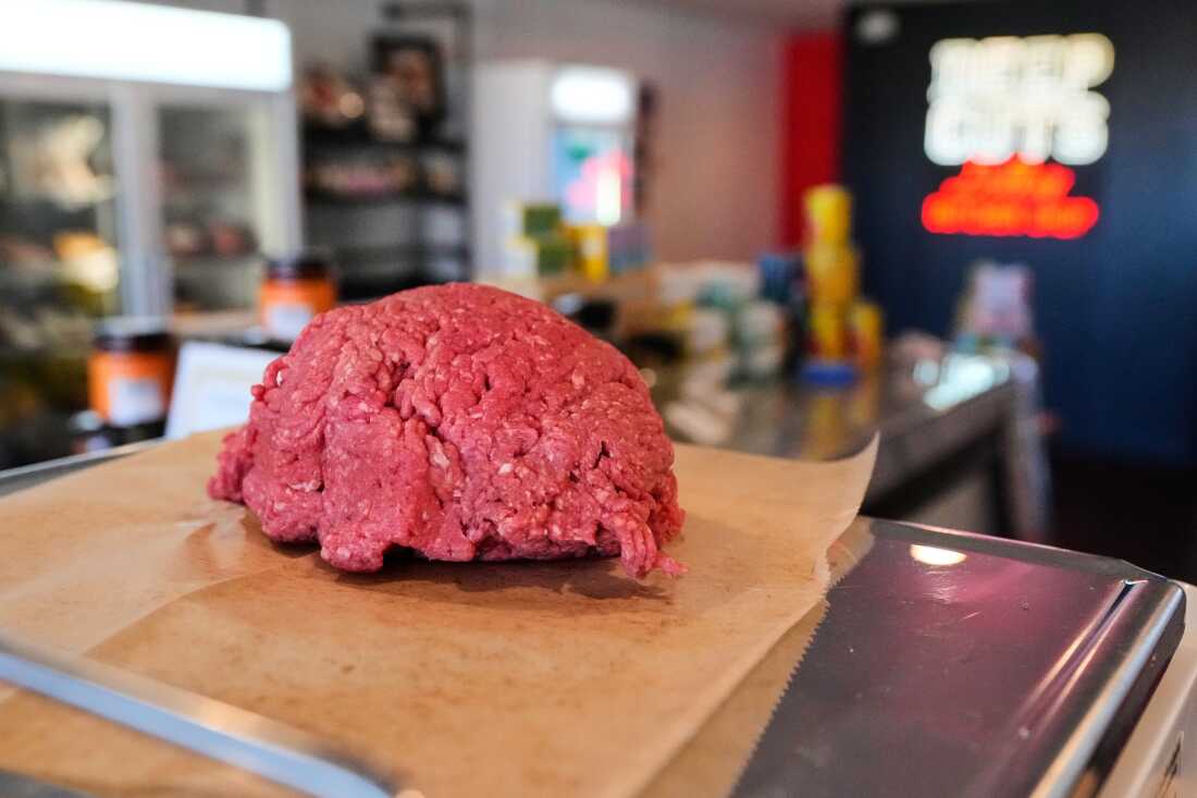 Les prix du bœuf haché ont grimpé au cours des cinq dernières années. Le projet du président Trump visant à réduire les droits de douane sur le bœuf haché n’aidera pas beaucoup, estiment les experts.