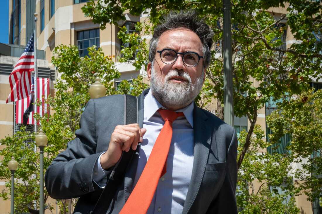 Arturo Bejar, ancien ingénieur Meta, quitte le bâtiment fédéral Ronald V. Dellums et le palais de justice des États-Unis alors que Meta est jugé pour dépendance aux médias sociaux à Oakland, en Californie, le 19 août 2026.