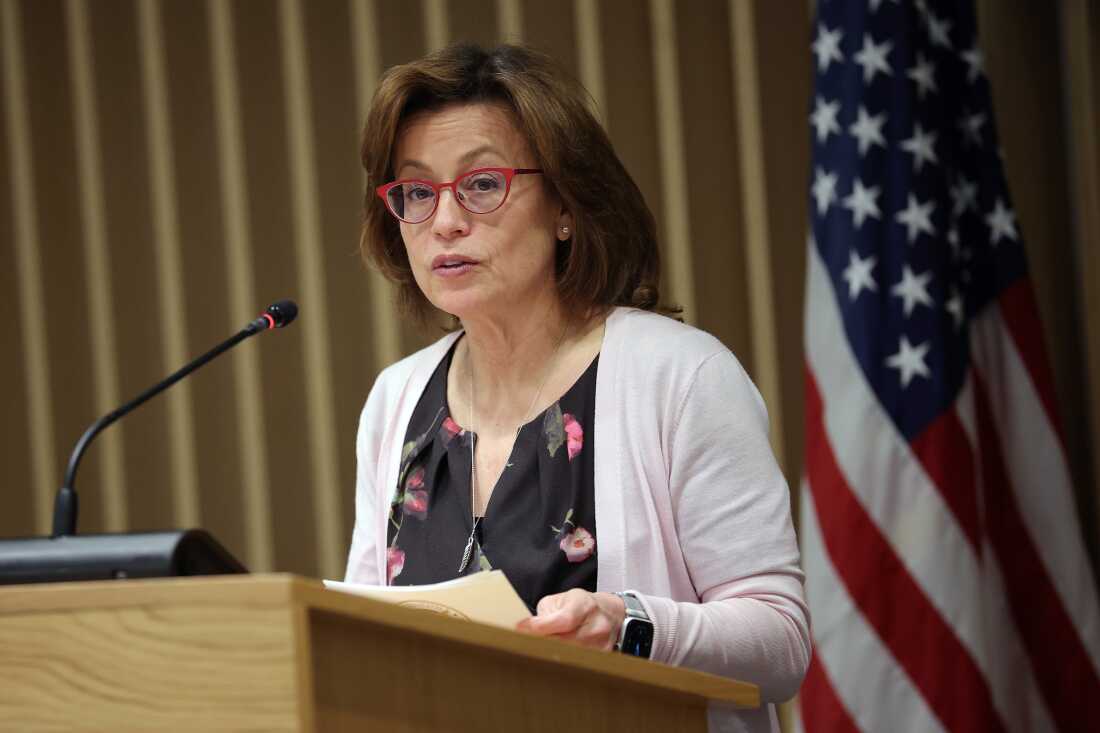 La commissaire de la FCC, Anna Gomez, s'exprime lors d'une conférence de presse à la suite d'une réunion de la FCC à Washington le 18 février 2026.