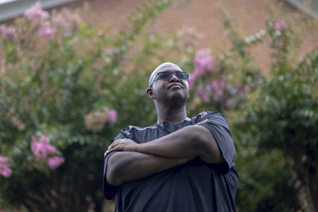 Jay Washington, 38 ans, pose pour un portrait dans sa résidence à Athens, en Géorgie, au début du mois. Washington aimerait devenir propriétaire d'une maison, mais après un cycle de sous-emploi, il n'est pas sûr d'y parvenir un jour.