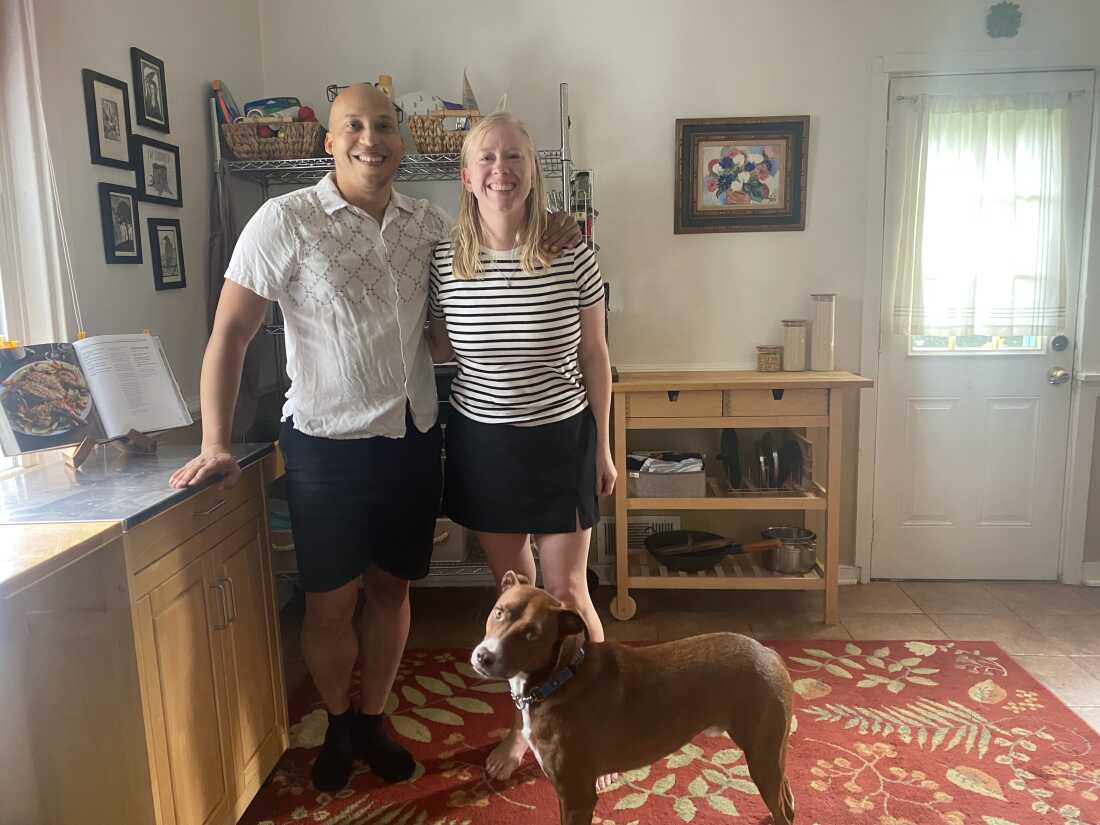 Brittany Gilroy et son mari Phillip West vivent avec leur chien et un colocataire à Richmond, en Virginie. Ils essaient d'acheter une maison mais la trouvent hors de portée, pour l'instant.