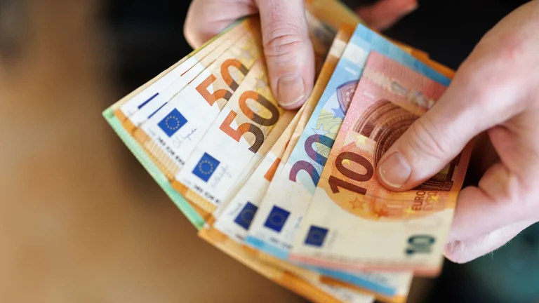 Les Européens gardent de l’argent liquide chez eux… La raison est claire