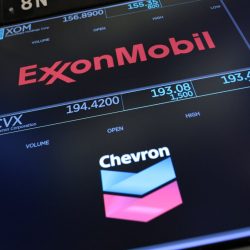 Les compagnies pétrolières enregistrent des bénéfices exorbitants grâce aux prix du brut en temps de guerre : NPR