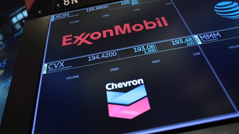 Les compagnies pétrolières enregistrent des bénéfices exorbitants grâce aux prix du brut en temps de guerre : NPR