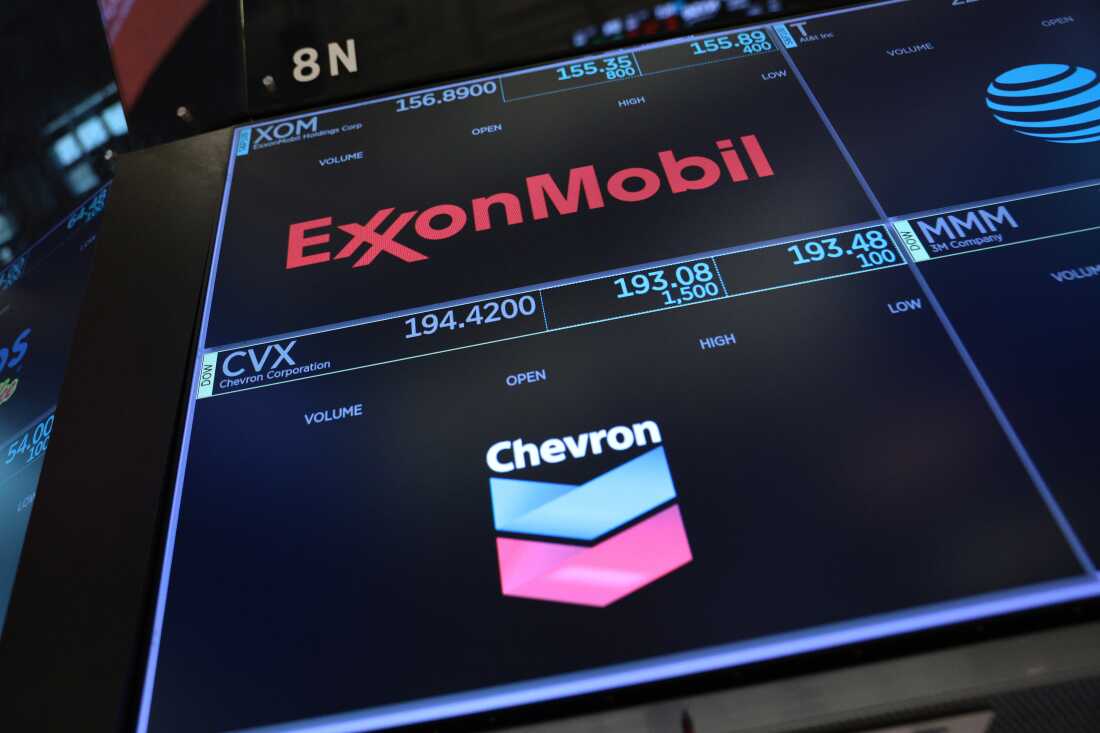 Les logos d'ExxonMobil et de Chevron apparaissent sur les écrans d'affichage de la Bourse de New York lors de la séance matinale du 24 juillet.