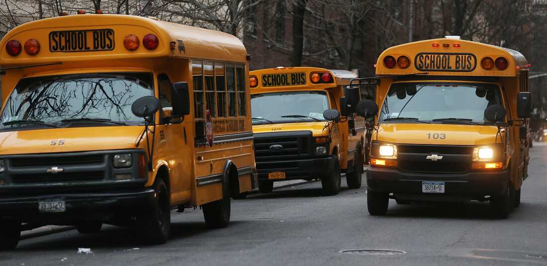 Sur cette photo, trois autobus scolaires jaunes tournent au ralenti dans une rue de l'East Village de Manhattan, le 15 janvier 2013.