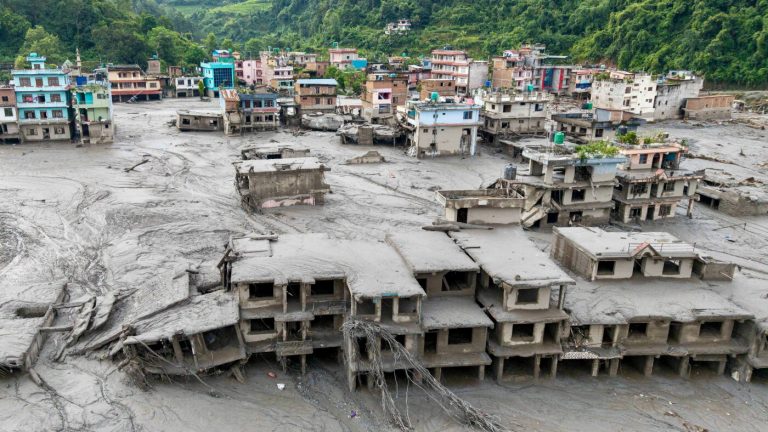 Les inondations tuent plus de 500 personnes au Népal et au Tibet, et 90 Américains sont portés disparus