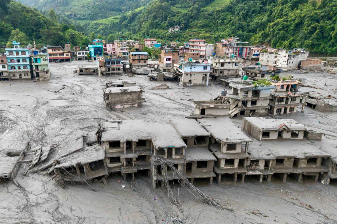 Une vue aérienne montre jeudi des maisons inondées de boue après des crues soudaines à Devighat, dans la municipalité de Bidur, dans le district de Nuwakot au Népal.