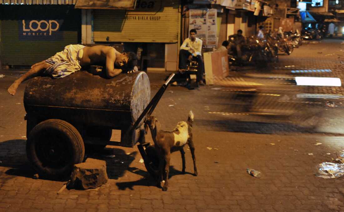 Les températures nocturnes élevées perturbent le sommeil des gens partout dans le monde. En Inde, de nombreuses personnes comme ce travailleur dorment dehors pour se reposer des températures torrides. Le changement climatique rend les nuits plus chaudes, entraînant davantage de pertes de sommeil, selon une nouvelle étude.