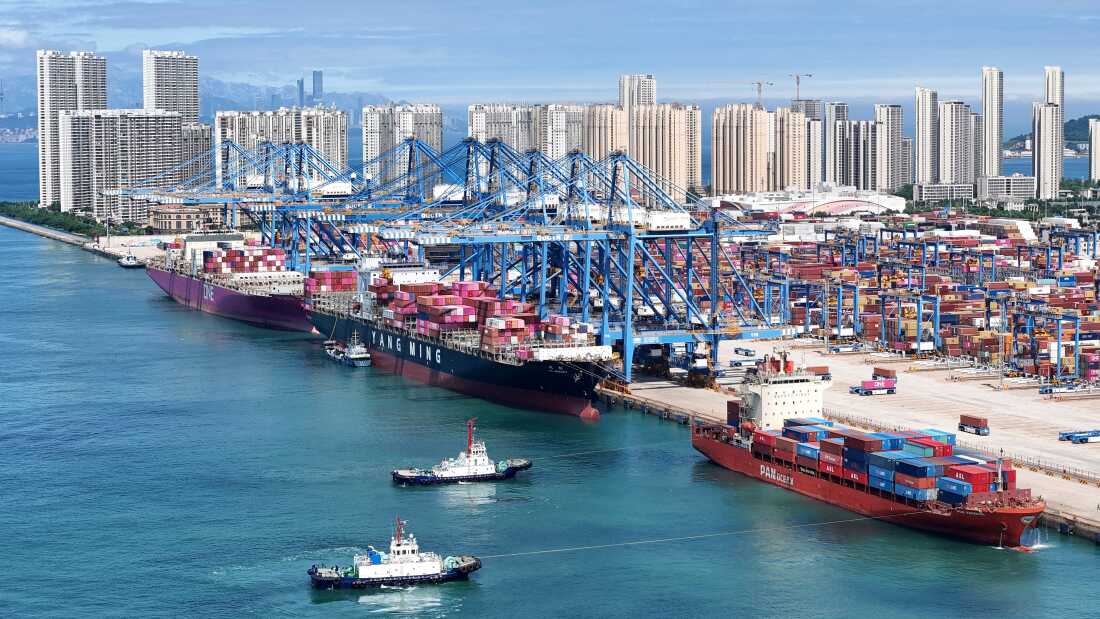 Cette photo aérienne montre une vue générale des conteneurs et des cargos au port de Qingdao, dans la province orientale du Shandong, en Chine, le 2 juin 2026.