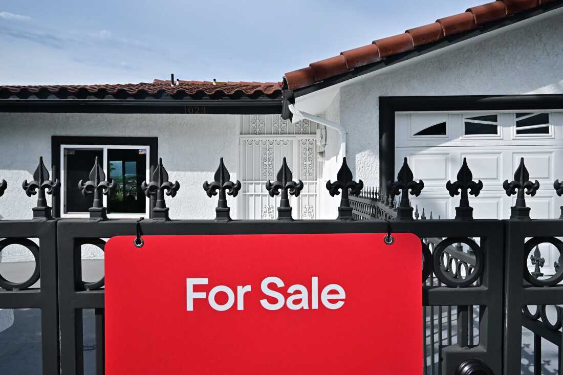 Un panneau « À vendre » est visible sur une maison de Monterey Park, en Californie, le 17 septembre 2025.