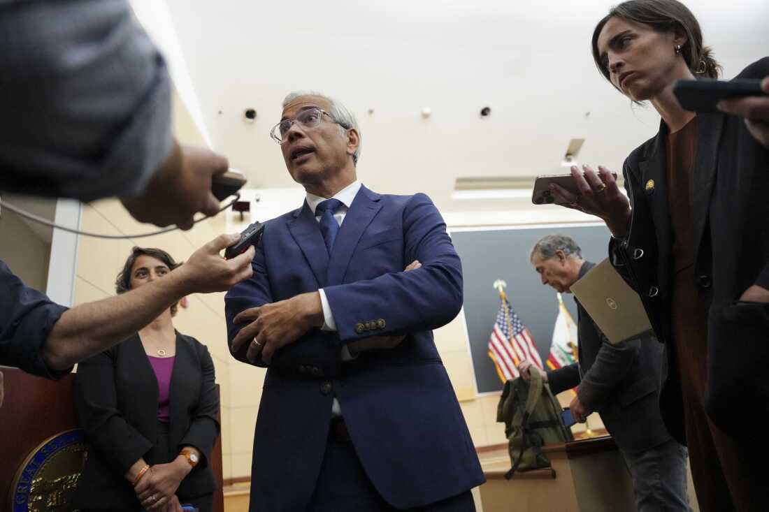 Le procureur général de Californie, Rob Bonta, s'adresse aux journalistes qui se tiennent autour de lui à l'intérieur du bâtiment fédéral Ronald V. Dellums et du palais de justice américain à Oakland, en Californie, le 18 août.