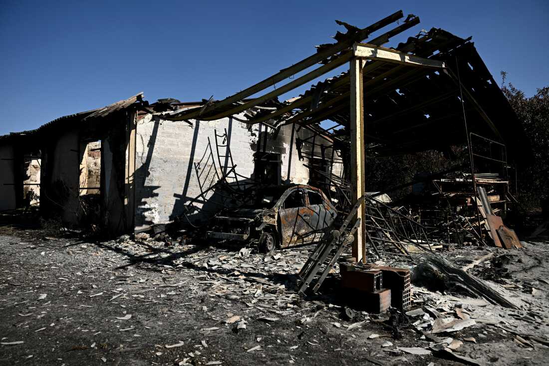 Cette photographie montre le bâtiment d'une entreprise de peinture détruit par un incendie de forêt dans un parc d'activités à Biscarrosse, dans le sud-ouest de la France, le 28 juillet 2026. 