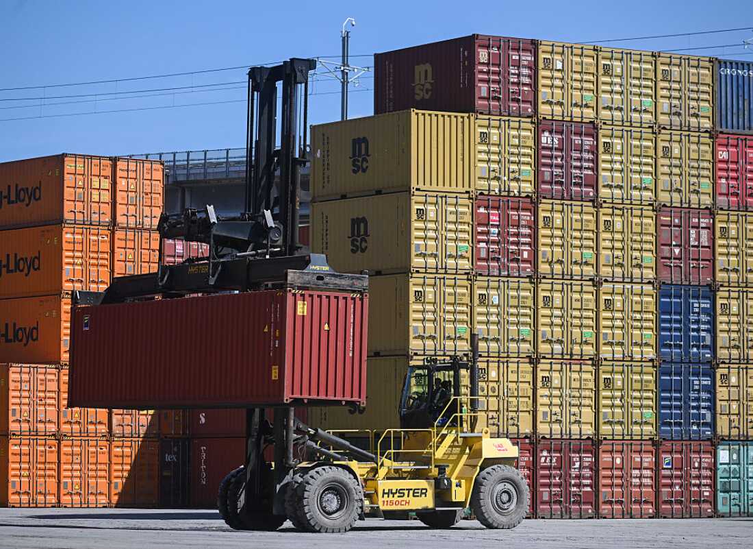 Un conteneur d'expédition est déplacé dans un parc de marchandises à Montréal, Québec, Canada, le 21 août 2026.