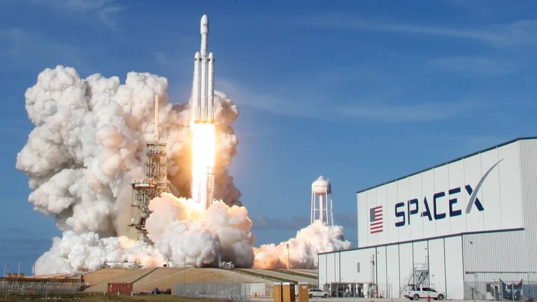 SpaceX reporte son projet d&rsquo;attraper une fusée en plein vol