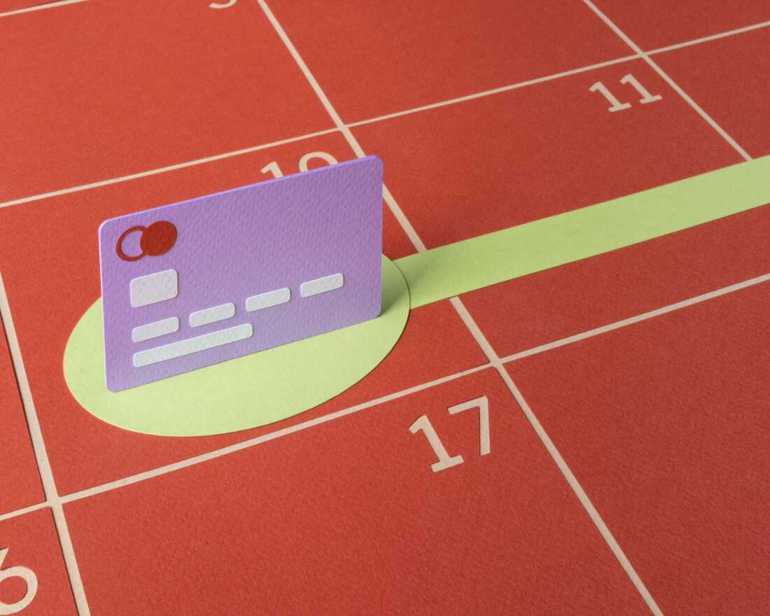 Une illustration réalisée en papier découpé montre une carte de crédit violette posée sur un calendrier plat rouge avec des dates numérotées dans la grille. Un cercle vert sous la carte se transforme en une ligne qui s'étend dans le futur, démontrant l'élaboration d'un plan pour rembourser les dettes de carte de crédit. 