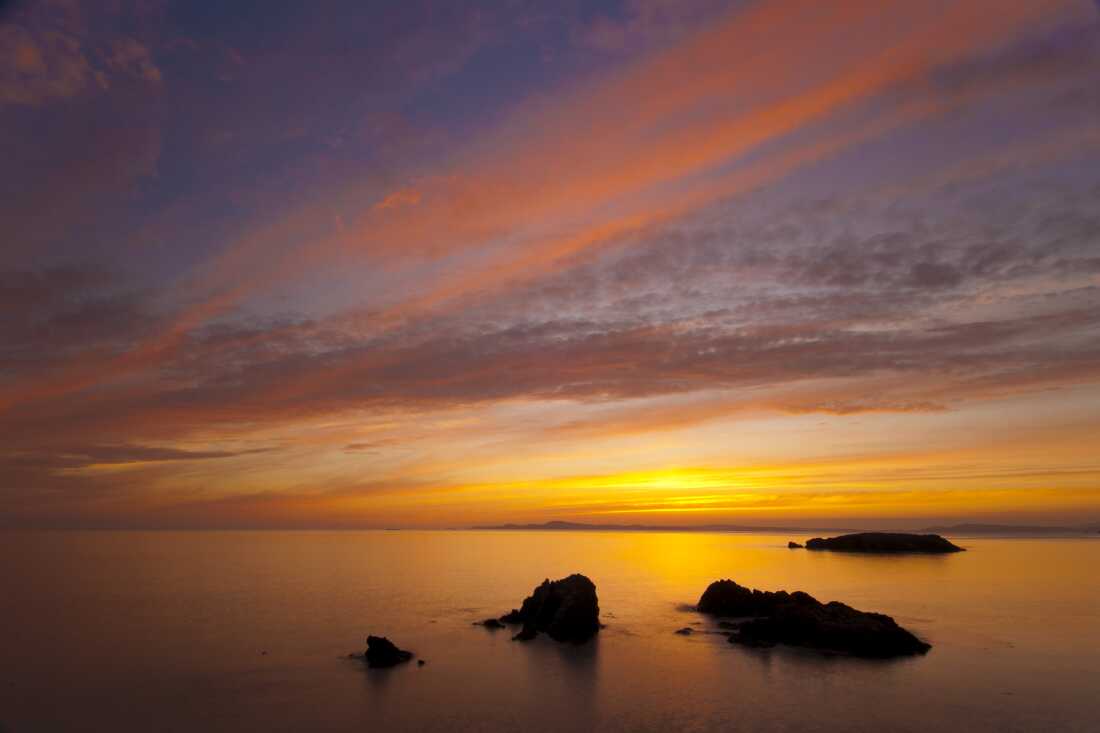 Coucher de soleil à Rosario Beach, parc national Deception Pass, île Fidalgo, Washington.