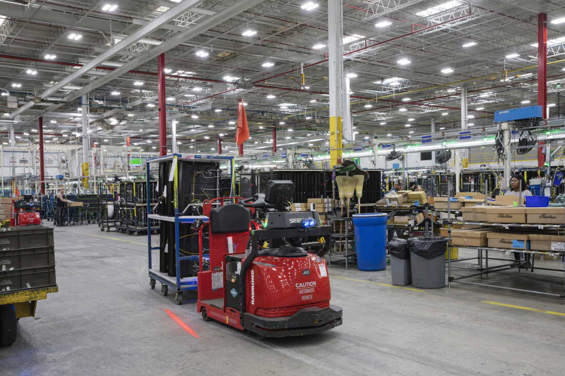 GE Appliances utilise une combinaison de robots mobiles et stationnaires dans ses installations pour optimiser le mouvement des matériaux, aider dans l'usine et transporter les produits finis de la chaîne d'assemblage aux installations de distribution. Les robots mobiles sont un élément essentiel du réseau logistique, livrant des pièces, des matières premières et des produits finis aux chaînes d'assemblage. Les AMR fonctionnent à l'aide de cartes numériques, de caméras et de technologies de capteurs, ce qui leur permet d'ajuster dynamiquement les itinéraires et de fonctionner de manière flexible. Les AGV suivent des chemins fixes à l'aide d'une infrastructure intégrée et sont optimisés pour des flux de travail cohérents et reproductibles. Roper Corporation, une filiale en propriété exclusive de GE Appliances, une société Haier
