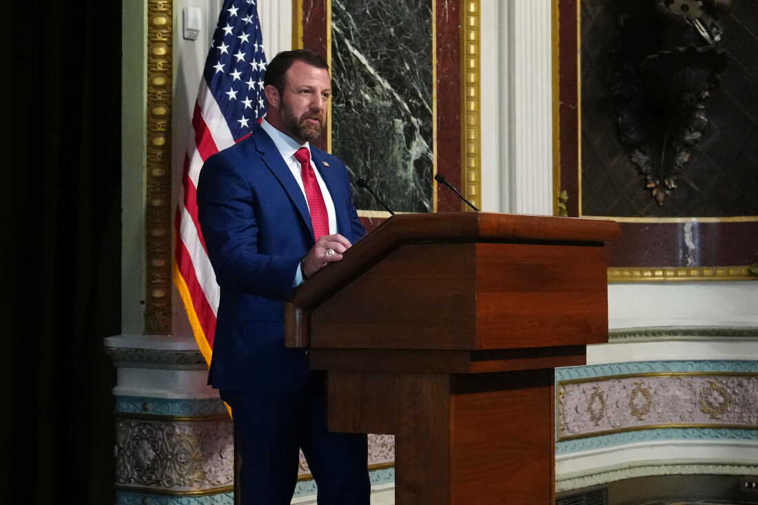 Le secrétaire à la Sécurité intérieure, Markwayne Mullin, s'exprime sur un podium dans le bâtiment du bureau exécutif d'Eisenhower, le 17 juillet.