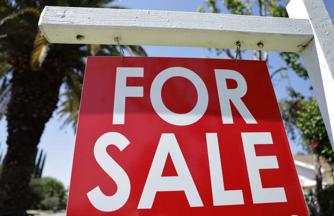 UN "À vendre" Un panneau est affiché à l'extérieur d'une propriété à Pasadena, en Californie, le 7 avril 2026.