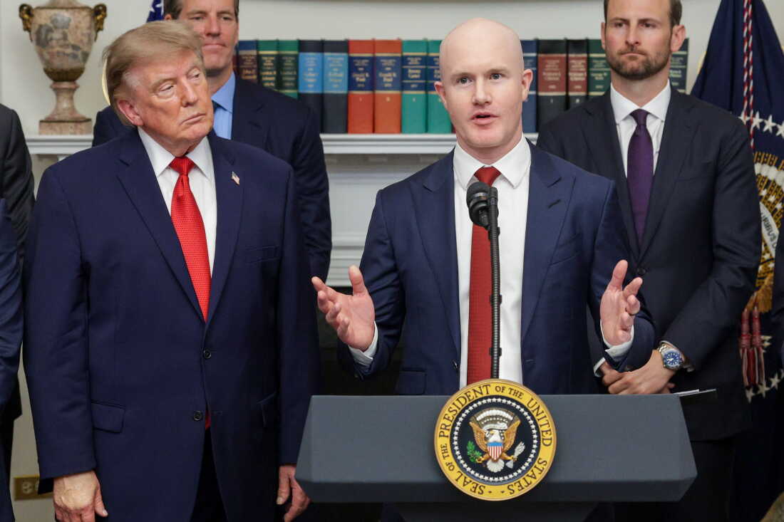 Brian Armstrong, PDG de la grande société de cryptographie Coinbase, s'exprime sous le regard du président Trump lors d'un sommet des dirigeants de la cryptographie et de la technologie à la Maison Blanche à Washington, DC, le 19 août 2026.