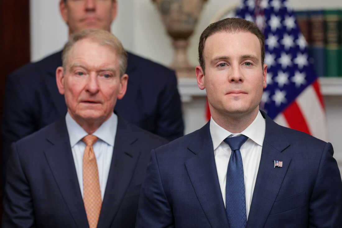 Le président de la SEC, Paul Atkins (à gauche) et le président de la CFTC, Michael Selig (à droite), assistent à un événement sur la cryptographie et la technologie à la Maison Blanche le 19 août 2026. La loi sur la clarté diviserait officiellement la surveillance du secteur de la cryptographie entre les deux agences, bien que la CFTC puisse jouer un rôle réglementaire plus important.