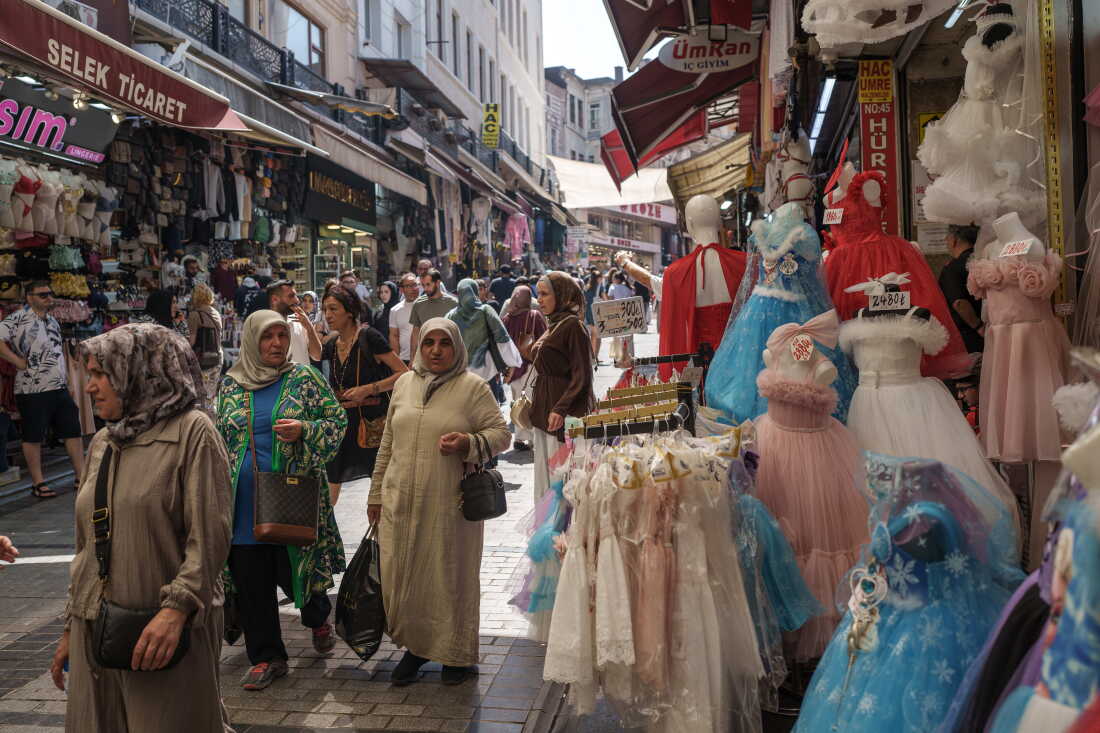 Les habitants et les visiteurs achètent des articles de mariage traditionnels au bazar historique de Mahmutpaşa, à côté du Grand Bazar de Fatih, Istanbul, Turquie, le 26 août 2026. Mahmutpaşa est l'une des plus grandes zones commerçantes d'Istanbul et est connue pour sa large gamme d'articles de mariage, des robes de mariée et smokings aux tapis et articles ménagers. De nombreuses personnes viennent encore ici pour préparer leur mariage en raison de ses prix abordables et de son large choix.