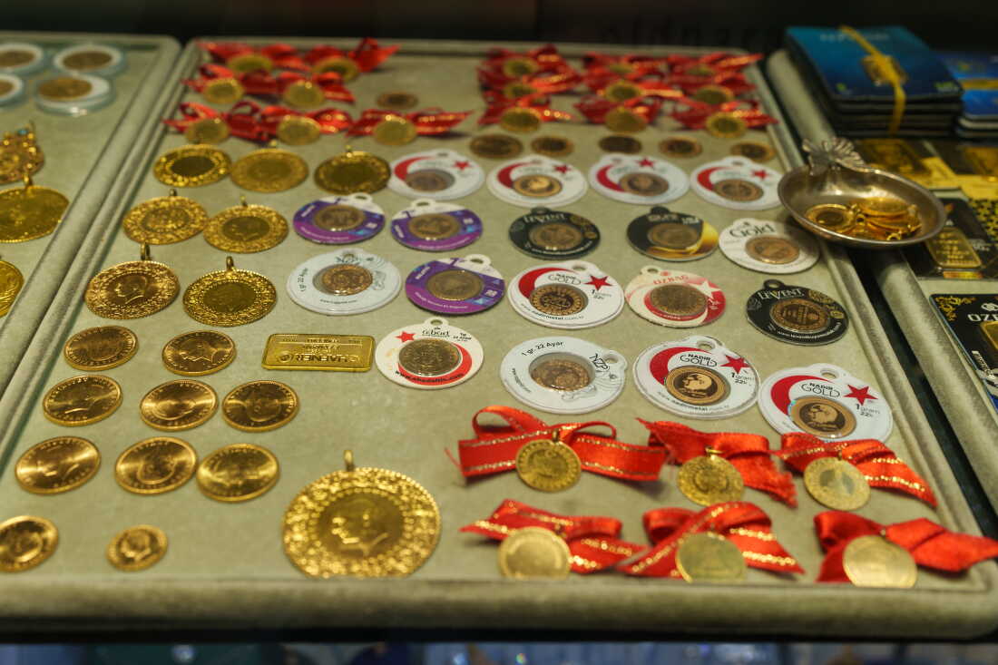 Des bijoux exposent de l'or au Grand Bazar d'Istanbul, en Turquie, le 20 août 2026. Le ministre des Finances Mehmet Şimşek a déclaré qu'environ 640 milliards de dollars d'or et de devises étrangères sont détenus en dehors du système financier. Pour de nombreux épargnants turcs, l’or physique reste un moyen sûr de protéger leur argent de l’inflation et de l’incertitude économique. Cette pratique est connue sous le nom de « yastık altı altın », ou « de l’or sous le matelas », en référence à la tradition selon laquelle la richesse est conservée dans des actifs physiques plutôt que dans des banques.