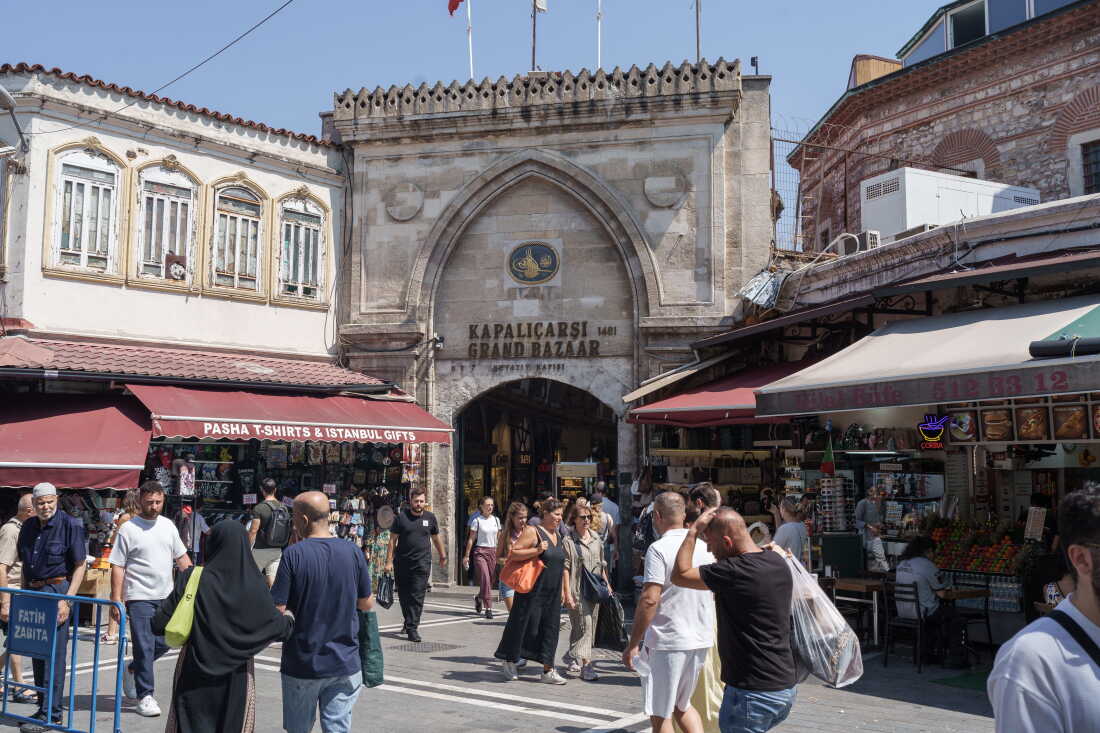 La porte Beyazıt du Grand Bazar à Istanbul, Turquie, le 26 août 2026. Le Grand Bazar est l'un des plus anciens marchés couverts au monde. Aujourd’hui, de nombreux Turcs préfèrent acheter et vendre de l’or aux banques, car ils peuvent souvent obtenir de meilleurs taux de change.