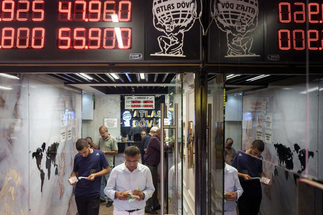 Un homme échange des devises étrangères dans un bureau de change du Grand Bazar à Istanbul, en Turquie, le 20 août 2026. Le Grand Bazar est l'un des plus anciens marchés couverts du monde. Aujourd’hui, de nombreux Turcs préfèrent encore l’or aux banques lorsqu’ils achètent ou vendent de l’or, où ils peuvent souvent trouver de meilleurs taux de change.