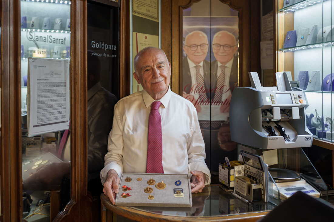 L'expert en or et analyste de marché Mehmet Ali Yıldırımtürk tient un plateau d'exposition de pièces d'or historiques et modernes dans son magasin du Grand Bazar à Istanbul, Turquie, le 26 août 2026. La collection comprend des pièces traditionnelles de l'ère ottomane, telles que l'or Reşat et Hamit au milieu, aux côtés de pièces modernes de la République turque, dont Ata et l'or Çeyrek en ruban à gauche. À droite, une pièce d’or de 1 gramme, introduite sur le marché en 2016 comme moyen plus abordable d’acheter de l’or.