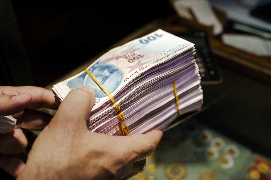 Un client paie avec une grande quantité de livres turques au Grand Bazar d'Istanbul, en Turquie, le 26 août 2026. Comme la livre turque a perdu de la valeur, le plus gros billet reste à 200 lires (environ 4,15 dollars). Au cours des cinq dernières années, la lire a perdu environ 83 % de sa valeur par rapport au dollar américain. En conséquence, les gens doivent emporter plus d’argent liquide pour effectuer leurs paiements quotidiens.